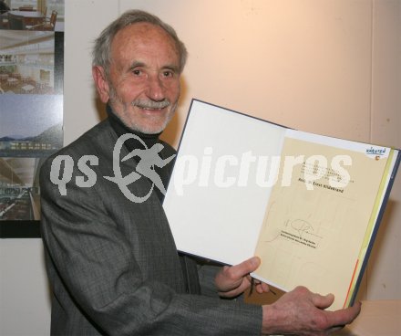 Ernst Hildebrand - wurde mit dem W?rdigungspreis 2004 des Landes K?rnten f?r besondere erdienste um die Baukultur ausgezeichnet.
---
pressefotos, pressefotografie, kuess, qs, qspictures, sport, bild, bilder, bilddatenbank