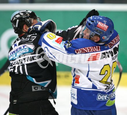 Eishockey Bundesliga. VSV gegen EHC Liwest Linz. Mickey Elick (VSV), Gregor Baumgartner (Linz). Villach, am 12.1.2007.
Foto: Kuess 
---
pressefotos, pressefotografie, kuess, qs, qspictures, sport, bild, bilder, bilddatenbank