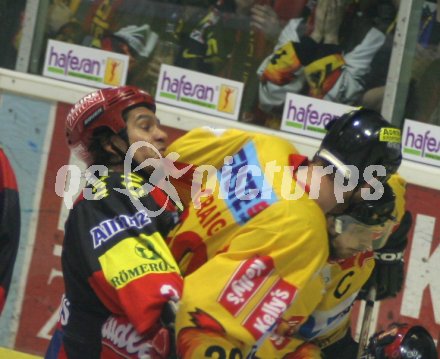 Eishockey Bundesliga. KAC gegen Vienna Capitals. Manny Viveiros bekam den Ellbogen von Mike Craig zu sp?ren. Klagenfurt, am 10.4.2005.
---
pressefotos, pressefotografie, kuess, qs, qspictures, sport, bild, bilder, bilddatenbank