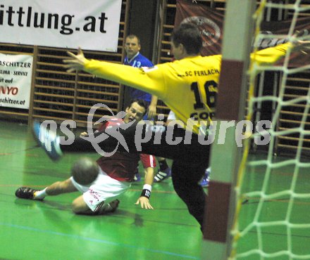 Handball Bundesliga Derby HCK 59 gegen SC Ferlach. Patrick Jochum gegen Ferlach Torwart Walter Perkounig. Klagenfurt, am 10.12.2005.
Foto: Kuess 
---
pressefotos, pressefotografie, kuess, qs, qspictures, sport, bild, bilder, bilddatenbank