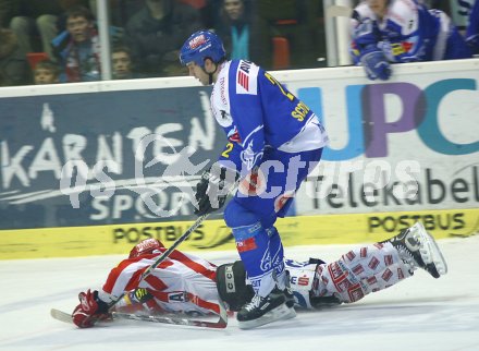 ?sterreichische Eishockey Bundesliga. K?rntner Derby KAC gegen VSV. Der KAC liegt vor dem VSV am Boden. Darell Scoville (VSV). Klagenfurt, am 26.12.2005.
---
pressefotos, pressefotografie, kuess, qs, qspictures, sport, bild, bilder, bilddatenbank