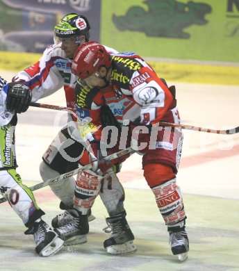 Eishockey Bundesliga. KAC gegen Innsbruck.  Alexander H?ller (Innsbruck), Chad Hinz (KAC). Klagenfurt, am 5.10.2006.
---
pressefotos, pressefotografie, kuess, qs, qspictures, sport, bild, bilder, bilddatenbank