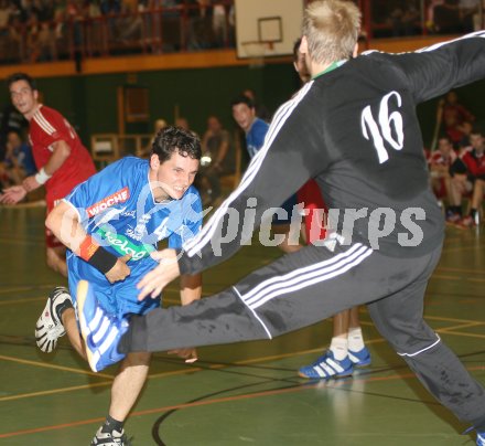 Handball Bundesliga. SC Ferlach gegen SVVW Klagenfurt. J?rg Brugger (Ferlach) Helmut Gruber (SVVW).  Ferlach, am 30.9.2006.
---
pressefotos, pressefotografie, kuess, qs, qspictures, sport, bild, bilder, bilddatenbank