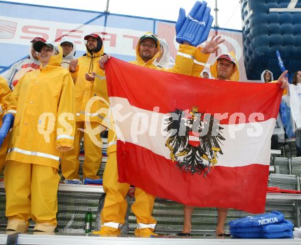 Beachvolleyball. Fans mit Regenschutz und ?sterreich Fahne. Klagenfurt, am 2.8.2006.
---
pressefotos, pressefotografie, kuess, qs, qspictures, sport, bild, bilder, bilddatenbank