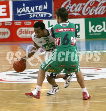 Basketball Bundesliga. W?rthersee Piraten gegen Kapfenberg. Tobe Carberry (Piraten), Shawn Ray (Kapfenberg). Klagenfurt, am 23.3.2006.
---
pressefotos, pressefotografie, kuess, qs, qspictures, sport, bild, bilder, bilddatenbank