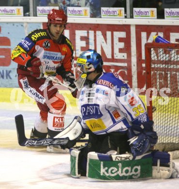 ?sterreichische Eishockey Bundesliga. KAC gegen VSV. Toni Iob (KAC), Gert Prohaska (VSV). Klagenfurt, am 23.11.2006.
Foto: Kuess
---
pressefotos, pressefotografie, kuess, qs, qspictures, sport, bild, bilder, bilddatenbank