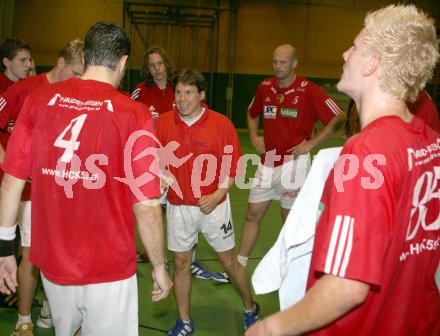 Handball Bundesliga. HCK 59 gegen Unon SPK Korneuburg. Time Out. Trainer Michael Pontsch gibt taktische Anweisungen. (HCK 59). Viktring, am 16.9.2006.
---
pressefotos, pressefotografie, kuess, qs, qspictures, sport, bild, bilder, bilddatenbank