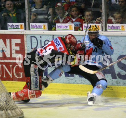 Eishockey Bundesliga. KAC gegen Innsbruck. Gregor Hager dr?ckt einen Innsbrucker gegen die Bande. Klagenfurt, am 22.3.2005.
---
pressefotos, pressefotografie, kuess, qs, qspictures, sport, bild, bilder, bilddatenbank