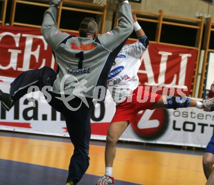 Torh?ter Leonid Doroshenko von A.S.A. Tel Aviv und ?sterreichs Kapit?n David Slezak . Handball L?nderspiel ?sterreich gegen Israel. Feldkirchen, am 6.1.2005.
---
pressefotos, pressefotografie, kuess, qs, qspictures, sport, bild, bilder, bilddatenbank