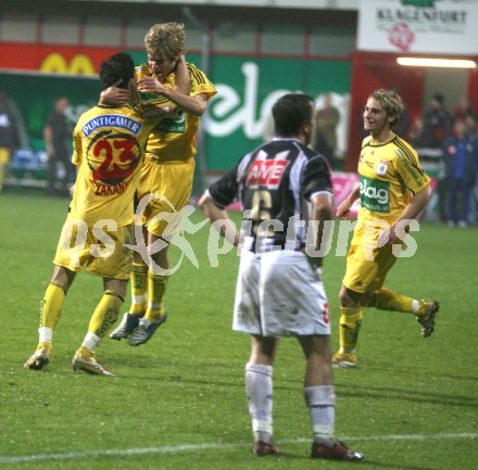 Fussball. Red Zac Liga. FCK gegen LASK. Torjubel FCK. Sandro Zakany, Manuel Weber, Marc Sand. Klagenfurt, am 13.10.2006.
---
pressefotos, pressefotografie, kuess, qs, qspictures, sport, bild, bilder, bilddatenbank
