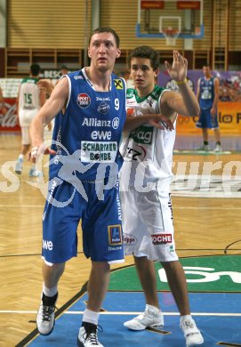 Basketball Bundesliga. W?rthersee Piraten gg. Swans Gmunden. Peter H?tter (Gmunden), Marco Breithuber (Piraten). Klagenfurt, am 20.10.2006.
---
pressefotos, pressefotografie, kuess, qs, qspictures, sport, bild, bilder, bilddatenbank