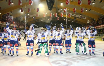 Eishockey Bundesliga. Siegesjubel des VSV unter den Meisterfahnen des KAC. Klagenfurt, am 10.10.2006.
---
pressefotos, pressefotografie, kuess, qs, qspictures, sport, bild, bilder, bilddatenbank