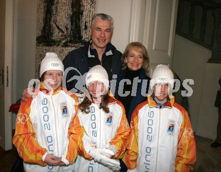 Olympischer Fackellauf. Toni Polster und Dagmar Koller mit Kindern im Olympiaoutfit. Klagenfurt, am 20.1.2006.
---
pressefotos, pressefotografie, kuess, qs, qspictures, sport, bild, bilder, bilddatenbank
