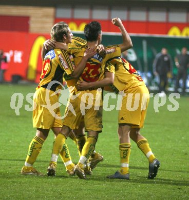 Fussball. Red Zac Liga. FCK gegen LASK. Torjubel FCK. Sandro Zakany, Manuel Weber, Marc Sand. Klagenfurt, am 13.10.2006.
---
pressefotos, pressefotografie, kuess, qs, qspictures, sport, bild, bilder, bilddatenbank