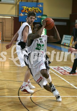 Basketball Bundesliga. W?rthersee Piraten gegen Lions Dornbirn. Damien McSwine und Samuel Knabl (Piraten). Klagenfurt, am 12.2.2006. 
---
pressefotos, pressefotografie, kuess, qs, qspictures, sport, bild, bilder, bilddatenbank