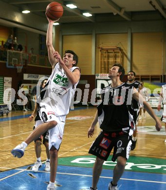 Basketball Bundesliga. W?rthersee Piraten gegen Lions Dornbirn. Selmit Husanovic (Piraten), Tobias Nussbaumer (Dornbirn). Klagenfurt, am 12.2.2006.
---
pressefotos, pressefotografie, kuess, qs, qspictures, sport, bild, bilder, bilddatenbank