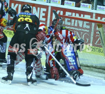 Eishockey Bundesliga. KAC gegen Vienna Capitals. Mike Craig (Vienna Capitals) gegen Igor Ivanov, Andrew Verner (KAC). Klagenfurt, am 18.12.2005
---
pressefotos, pressefotografie, kuess, qs, qspictures, sport, bild, bilder, bilddatenbank