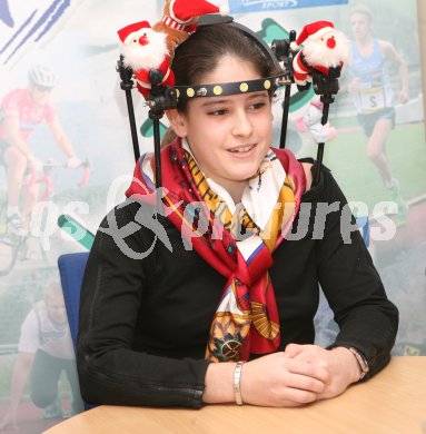 Turnen. Erster ?ffentlicher Auftritt von Carina Hasen?hrl nach ihrem schweren Trainingsunfall. Klagenfurt, am 23.12.2006.
Foto: qspictures/Kuess
---
pressefotos, pressefotografie, kuess, qs, qspictures, sport, bild, bilder, bilddatenbank