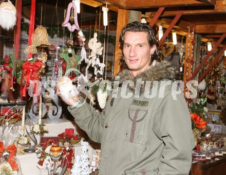 Fussball Bundesliga. Altach. Tormann Mario Krassnitzer am Klagenfurter Weihnachtsmarkt. Klagenfurt, am 22.12.2006.
Foto: qspictures/Kuess
---
pressefotos, pressefotografie, kuess, qs, qspictures, sport, bild, bilder, bilddatenbank