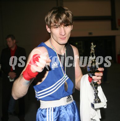 Boxen Vergleichskampf K?rnten gegen Slowenien. Ali Chakiev (Klagenfurter Boxverein E&S). Klagenfurt, am 15.12.2006.
Foto: Kuess
---
pressefotos, pressefotografie, kuess, qs, qspictures, sport, bild, bilder, bilddatenbank