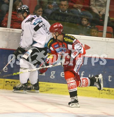 Eishockey Bundesliga. KAC EHC Linz. Gerd Gruber (Linz), Paul Schellander (KAC). Klagenfurt, am 8.10.2006.
---
pressefotos, pressefotografie, kuess, qs, qspictures, sport, bild, bilder, bilddatenbank