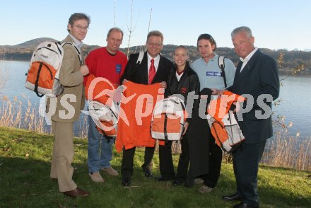 Von links: Mag. Pietsch (Kelag), Wolfgang Dabernig (Silbermedaillengewinner Paralympic Athen 2004), LHStv. Dr. Peter Ambrozy, Jasmin Ouschan, Bernhard Sussitz und Landessportdirektor Reinhard Tellian. Techelsberg, am 24.11.2004.
---
pressefotos, pressefotografie, kuess, qs, qspictures, sport, bild, bilder, bilddatenbank