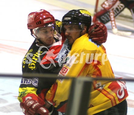 Eishockey Bundesliga. KAC gegen Vienna Capitals. Wahre Liebe gibt es nur unter M?nnern. Klagenfurt, am 31.3.2005. 
---
pressefotos, pressefotografie, kuess, qs, qspictures, sport, bild, bilder, bilddatenbank