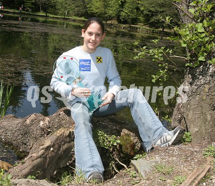 K?rnten Sport w?hlte via Internet den beliebtesten Sportler. Die Turnerin Carina Hasen?hrl wurde zur beliebtesten Sportlerin des Jahres 2005 gew?hlt. Da sie bei der Ehrung wegen ihres dauernden Trainingsaufenthaltes in Holland nicht anwesend sein konnt3e, wurde die Ehrung durch Landessportreferent LHStv Peter Ambrozy und Landessportdireltor Reinhard Tellian nachgeholt und der Siegerpokal ?berreicht.
---
pressefotos, pressefotografie, kuess, qs, qspictures, sport, bild, bilder, bilddatenbank