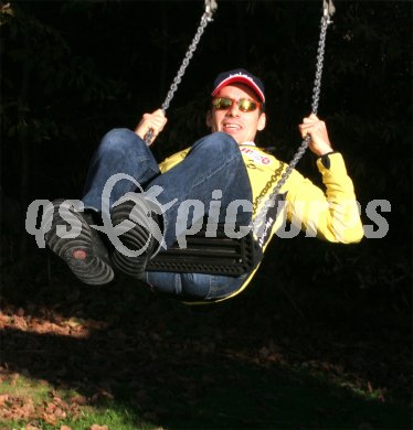 Norbert Domnik, Olympiastarter, Triathlet, beim relaxen auf der Schaukel.P?rtschach, am 24.11.2004.
---
pressefotos, pressefotografie, kuess, qs, qspictures, sport, bild, bilder, bilddatenbank