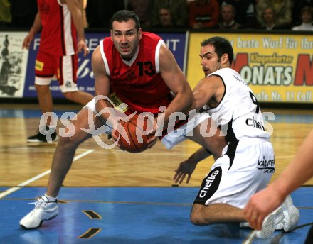 Basketball Bundesliga. W?rthersee Piraten gegen LIONS Arkadia Traiskirchen, Joachim Buggelsheim (Piraten) gegen Davor Lamesic (Traiskirchen). Klagenfurt, 16.1. 2006.
---
pressefotos, pressefotografie, kuess, qs, qspictures, sport, bild, bilder, bilddatenbank