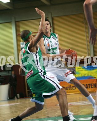 Basketball Bundesliga. W?rthersee Piraten gegen Kapfenberg. Selmir Husanovic (Piraten), Ray Shawn (Kapfenberg). Klagenfurt, am 11.12.2006.
Foto: Kuess
---
pressefotos, pressefotografie, kuess, qs, qspictures, sport, bild, bilder, bilddatenbank