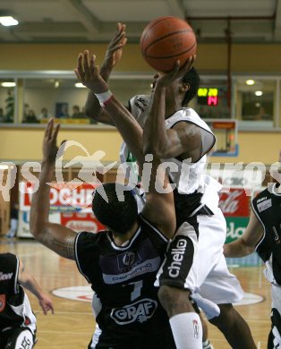 Basketball Bundesliga. W?rthersee Piraten gegen Lions Dornbirn. Damien McSwine (Piraten) gegen Wendell Gibson, ( Dornbirn) . Klagenfurt, am 12.2.2006. 
---
pressefotos, pressefotografie, kuess, qs, qspictures, sport, bild, bilder, bilddatenbank