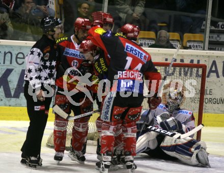 Eishockey KAC gegen Salzburg. Der KAC bejubelt den Sieg. Salzburgs Torh?ter liegt geschlagen am Boden.
---
pressefotos, pressefotografie, kuess, qs, qspictures, sport, bild, bilder, bilddatenbank