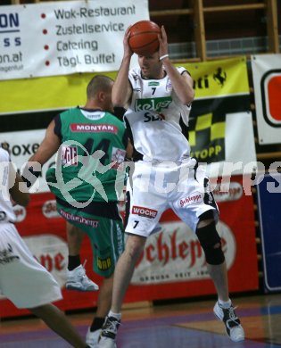 Basketball Bundesliga. Woerthersee Piraten gegen Superfund Bulls Kapfenberg. Andreas Helmigk (Piraten), Tilo Klette (Kapfenberg). Klagenfurt, am 23.2.2006.
---
pressefotos, pressefotografie, kuess, qs, qspictures, sport, bild, bilder, bilddatenbank