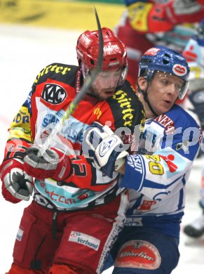 Eishockey Bundesliga. VSV gegen KAC. Mickey Elick (VSV), Jens Kraiger (KAC). Villach, am 22.12.2006.
Foto: qspictures/Kuess 
---
pressefotos, pressefotografie, kuess, qs, qspictures, sport, bild, bilder, bilddatenbank