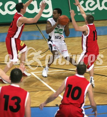 Basketball Bundesliga. W?rthersee Piraten gegen LIONS Arkadia Traiskirchen. Tobe Carberry (Piraten). Klagenfurt, 16.1.2006.
---
pressefotos, pressefotografie, kuess, qs, qspictures, sport, bild, bilder, bilddatenbank
