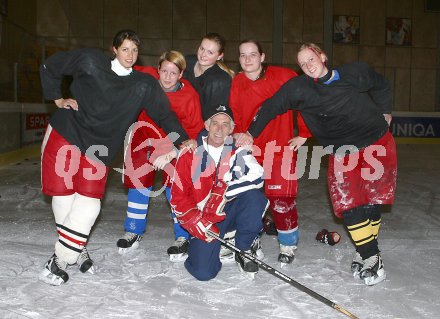 Eishockey, Damen. Dragons. Trainer Czechner mit C?cilia Reichel, Carmen Kropiunig, Nicole Weiss, Verdel Michaela und Sonja Ban. Klagenfurt, am 29.11.2005.
---
pressefotos, pressefotografie, kuess, qs, qspictures, sport, bild, bilder, bilddatenbank