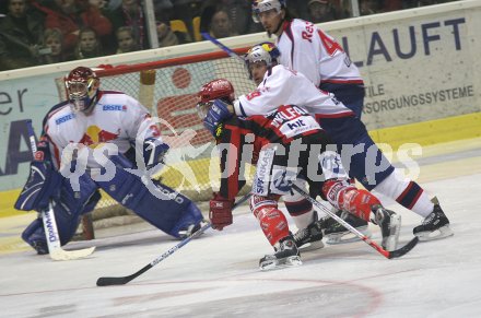 Eishockey Bundesliga. KAC  Salzburg. Die Salzburger
stemmen sich mit allen Mitteln gegen den KAC. Artursson gegen Wilfan

---
pressefotos, pressefotografie, kuess, qs, qspictures, sport, bild, bilder, bilddatenbank