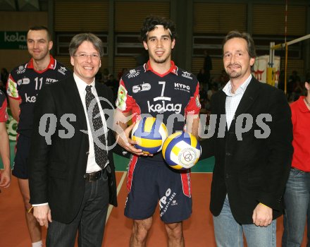 Volleyball Bundesliga. Hypo VBK gegen Hotvolleys. ?bergabe eines Matchballes durch Peter kaiser und Sportlandesrat Wolfgang Schantl an Hypo VBK Kapit?n Morales Fernando. Klagenfurt, am 20.3.2006.
---
pressefotos, pressefotografie, kuess, qs, qspictures, sport, bild, bilder, bilddatenbank