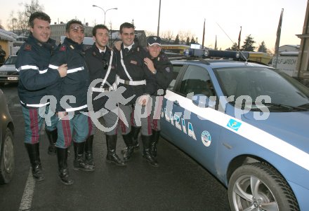Olympischer Fackellauf. Italienische Polizisten. Klagenfurt, am 20.1.2006.
---
pressefotos, pressefotografie, kuess, qs, qspictures, sport, bild, bilder, bilddatenbank