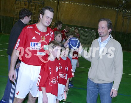 Handball Bundesliga Derby HCK 59 gegen SC Ferlach. Sportlandesrat Wolfgang Schantl ?bergibt an Patrick Jochum den Matchball. Klagenfurt, am 10.12.2005.
---
pressefotos, pressefotografie, kuess, qs, qspictures, sport, bild, bilder, bilddatenbank