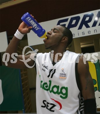 Basketballspiel Piraten gegen Oberwart. Ronell Mingo. Klagenfurt, am 29.10.2004. 
---
pressefotos, pressefotografie, kuess, qs, qspictures, sport, bild, bilder, bilddatenbank