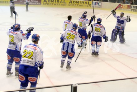 VSV Spieler st?rmen auf reinhard Divis zu, der den entscheidenden Panalty hielt.
---
pressefotos, pressefotografie, kuess, qs, qspictures, sport, bild, bilder, bilddatenbank