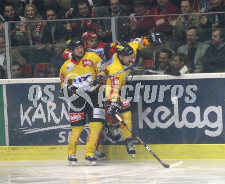 Eishockey Bundesliga. KAC gegen Vienna Capitals. Toni Iob wird von zwei Wienern an die Bande gedr?ckt. Klagenfurt, am 5.4.2005.
---
pressefotos, pressefotografie, kuess, qs, qspictures, sport, bild, bilder, bilddatenbank