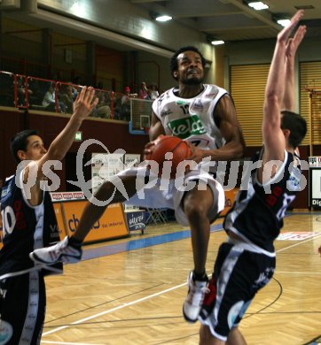 Basketball Bundesliga. W?rthersee Piraten gegen Basketball Bundesliga. W?rthersee Piraten gegen Feldkirch. Tobe Carberry. Klagenfurt, am 27.4.2006.
---
pressefotos, pressefotografie, kuess, qs, qspictures, sport, bild, bilder, bilddatenbank