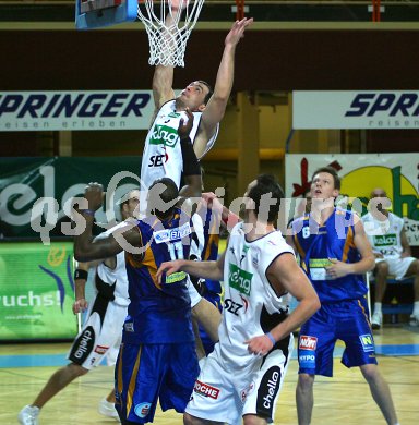 Basketball Bundesliga. W?rthersee Piraten gegen St. P?ltner Haie. Bryan Lucas, Andreas Helmigk(Piraten) gegen Yao Schaefer (11) und Martin Speiser (6) (St. P?lten). Klagenfurt, am 30.12.2005.
---
pressefotos, pressefotografie, kuess, qs, qspictures, sport, bild, bilder, bilddatenbank