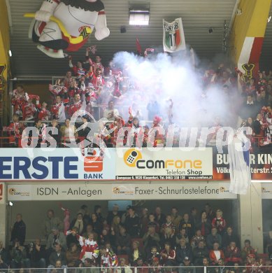 Eishockey Bundesliga. KAC gegen Salzburg. Jubel KAC Fans. Klagenfurt, am 22.10.2006.
Foto: Kuess
---
pressefotos, pressefotografie, kuess, qs, qspictures, sport, bild, bilder, bilddatenbank