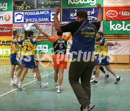 Volleyball Bundesliga. SK Aich/Dob gegen Hypo VBK Klagenfurt. Aich/Dob jubelt, im Vordergrund Trainer Martin Micheu. Bleiburg, am 12.11.2005.
---
pressefotos, pressefotografie, kuess, qs, qspictures, sport, bild, bilder, bilddatenbank