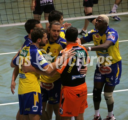 Volleyball Bundesliga. SK Aich/Dob gegen Hypo VBK Klagenfurt. Jubel der SK Aich/Dob Spieler. Bleiburg, am 12.11.2005.
---
pressefotos, pressefotografie, kuess, qs, qspictures, sport, bild, bilder, bilddatenbank