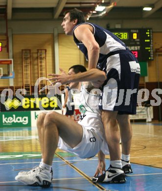 Basketball Bundesliga. W?rthersee Piraten gegen Panthers F?rstenfeld. Stjepan Gavran  (Piraten), Milan Stegnajiac (F?rstenfeld). Klagenfurt, am 30.12.2006.
Foto: qspictures/Kuess
---
pressefotos, pressefotografie, kuess, qs, qspictures, sport, bild, bilder, bilddatenbank